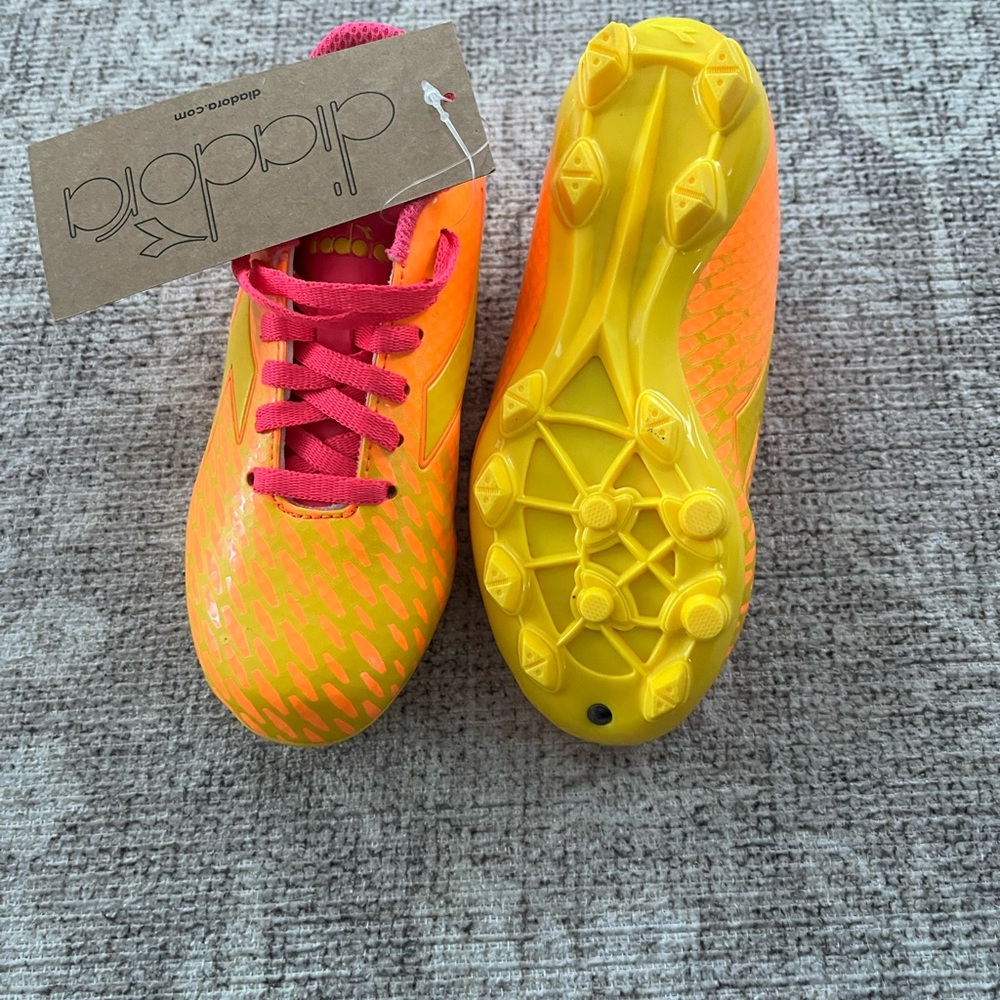 Diadora soccer cleats 
Size 27 little kids
Color orange, yellow and hot pink